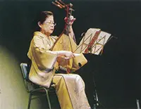 筑前琵琶を演奏する女性