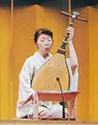 筑前琵琶を演奏する女性